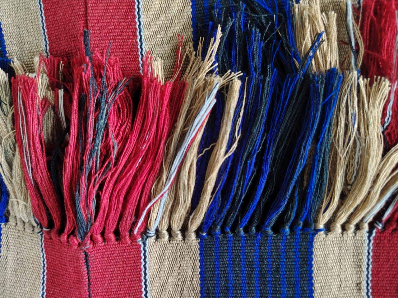 Détail des franges et du tissage — La Baronne des Bazins